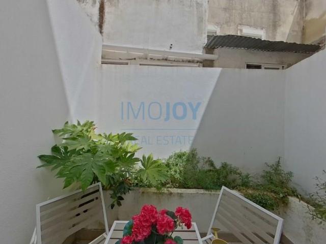 Apartamento T2 Duplex na Lapa, Recuperado, com Zona exterior 0m² Estrela