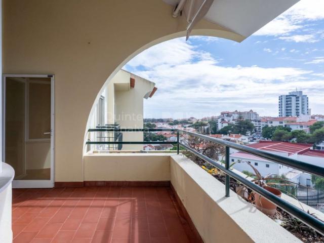 Apartamento T2 Duplex para arrendamento com garagem em Cascais