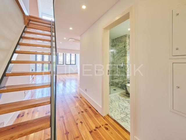 Apartamento T2 Duplex renovado com terraço na Graça Lisboa