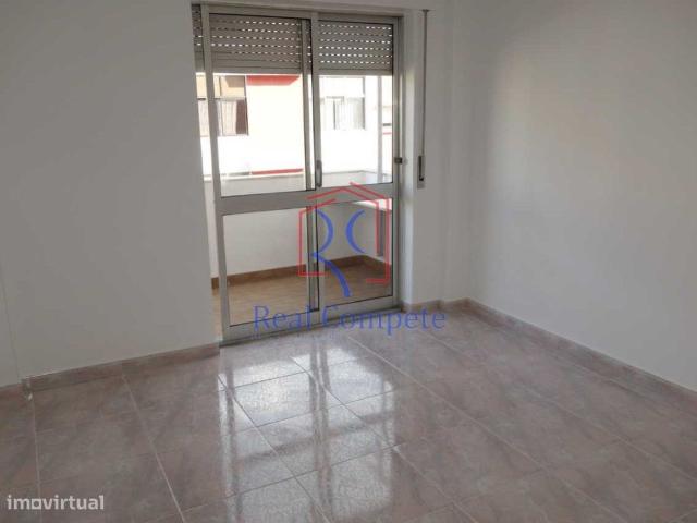 Apartamento T2 elevador e arrecadao junto ao Terminal Fluvial do.
