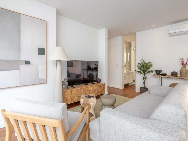 Apartamento T2 Elegante com Pátio Privativo e Estacionamento em Zona Premium do Porto