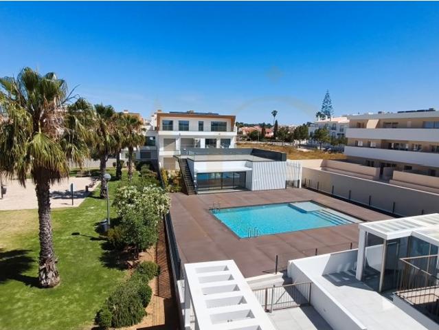 Apartamento T2 em ultimo andar com piscina e garagem em Cabanas de Tavira