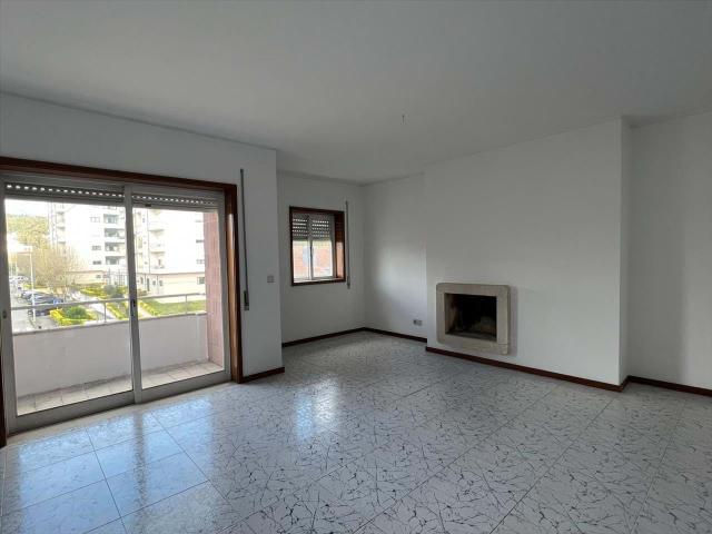 Apartamento T2 em Valongo com Varanda e Estacionamento