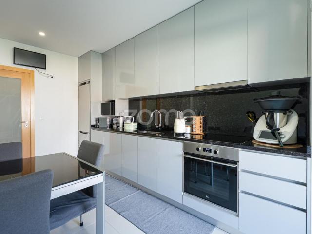 Apartamento T2 em Vilar do Paraíso com Suíte e Lugar de Garagem