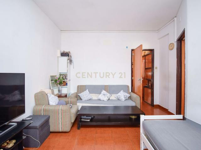 Apartamento T2 em zona central, inserido em prédio com 2 elevadores