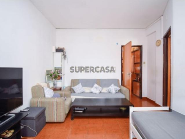 Apartamento T2 em zona central, inserido em prédio com 2 elevadores