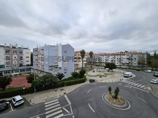 Apartamento T2 em Alfragide com Elevador e Estacionamento