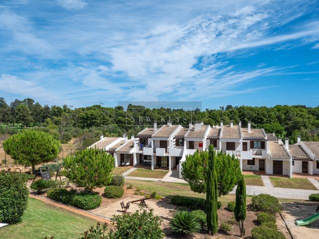 Apartamento T2 em Alvor com Piscina e Garagem Privativa