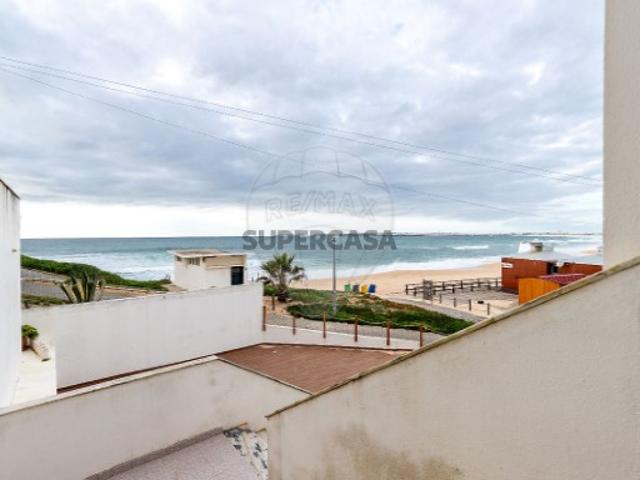 Apartamento T2 em Atouguia da Baleia
