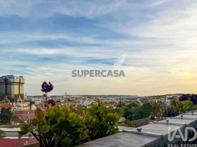 Apartamento T2 em Campolide de 122 m²