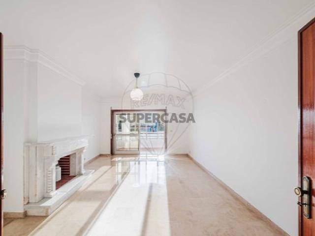 Apartamento T2 em Carcavelos e Parede