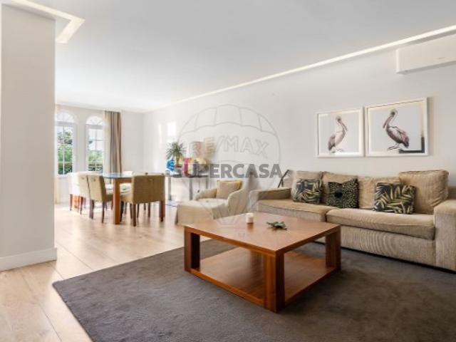 Apartamento T2 em Carcavelos e Parede