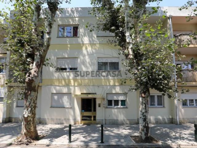 Apartamento T2 em Carcavelos e Parede
