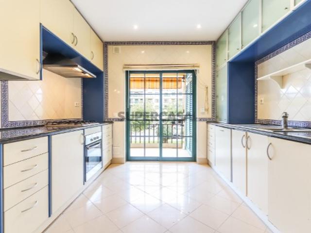 Apartamento T2 em Carcavelos e Parede