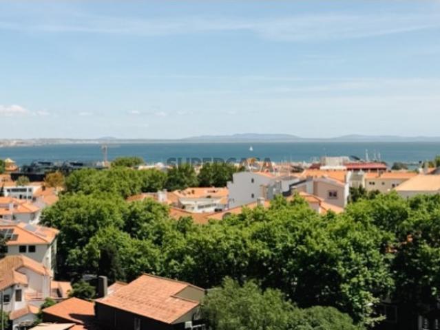 Apartamento T2 em Cascais com Vista para a Baía
