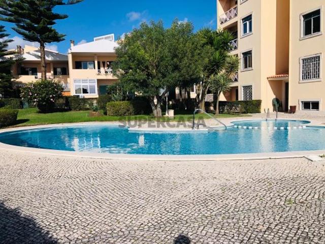 Apartamento T2 em Condomínio com piscina e garagem, localização privilegiada no Monte do Estoril EM REMODELAÇÃO