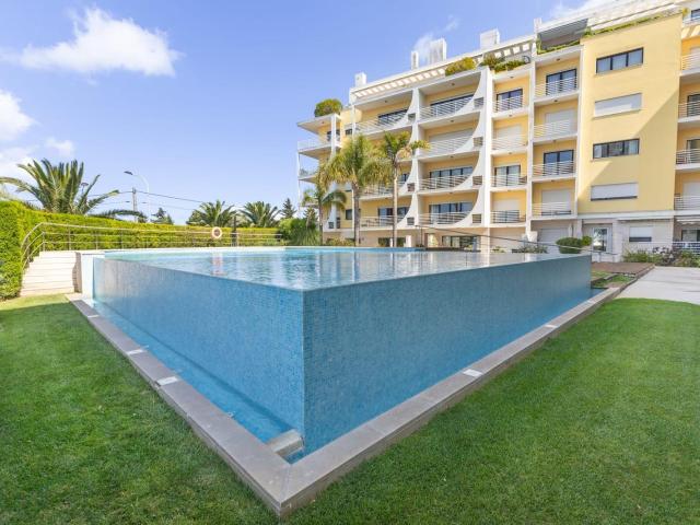 Apartamento T2 em condomínio fechado com jardim e piscina com vista de mar