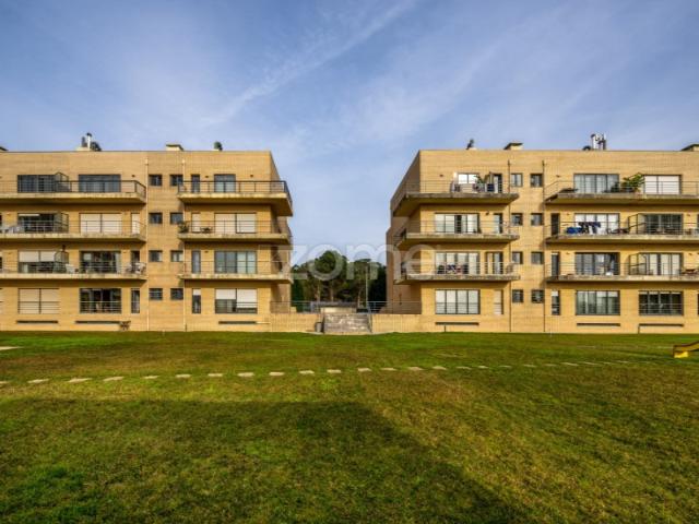 Apartamento T2 em Condomínio Fechado, com Piscina e Vista Mar