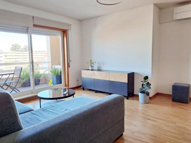 Apartamento T2, em condomínio fechado, mobilado, com garagem, em Paranhos Porto