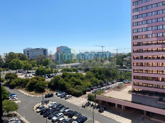 Apartamento T2 em condomnio com garagem e piscina