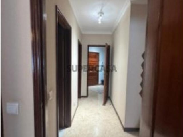 Apartamento T2 em Ermesinde Venha conhecer este apartamento T2 com varanda marquisada e lugar de garagem para 1 carro