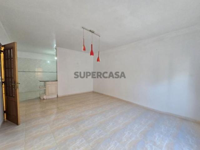 Apartamento T2, em excelente estado, Tapada das Mercês