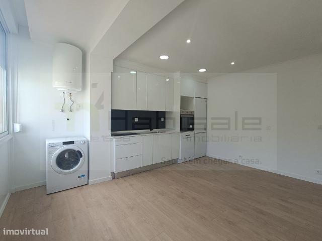 Apartamento T2 em fase de remodelao total em Queluz