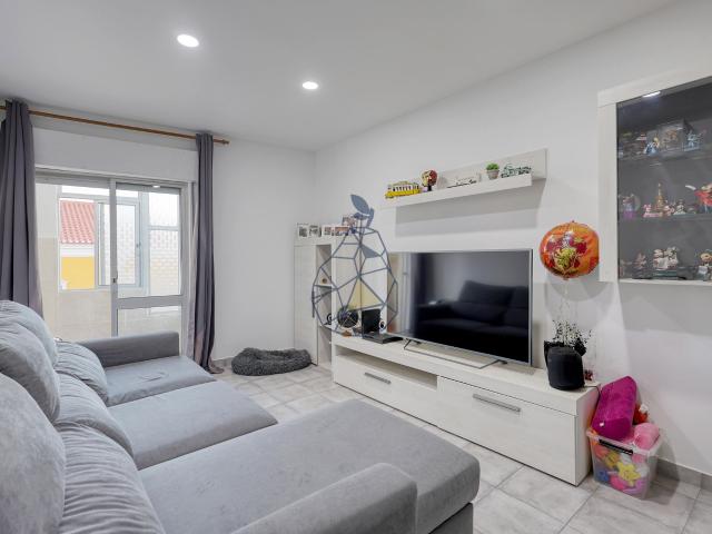 Apartamento T2 em Lagoa, zona centro. Bem localizado
