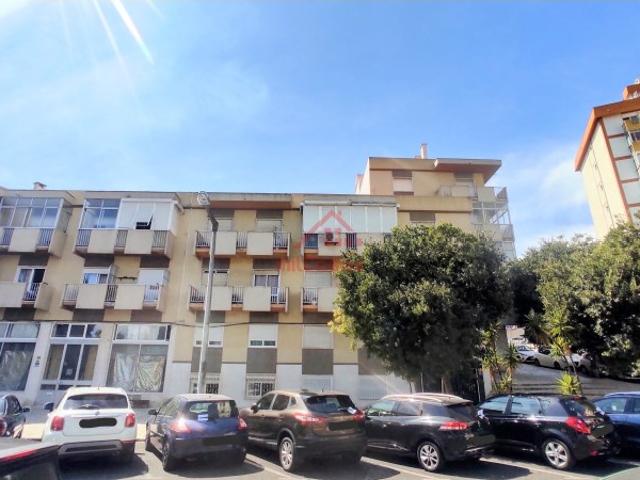 APARTAMENTO T2+1 escritório em Lisboa Ótima localização em Benfica, boas áreas, com logradouro