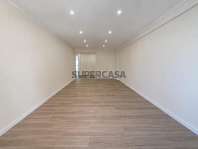 Apartamento T2 em Massamá e Monte Abraão