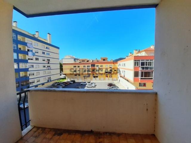 APARTAMENTO T2 EM MEM MARTINS PARA VENDA | VARANDA, ELEVADOR E EXCELENTE LOCALIZAÇÃO