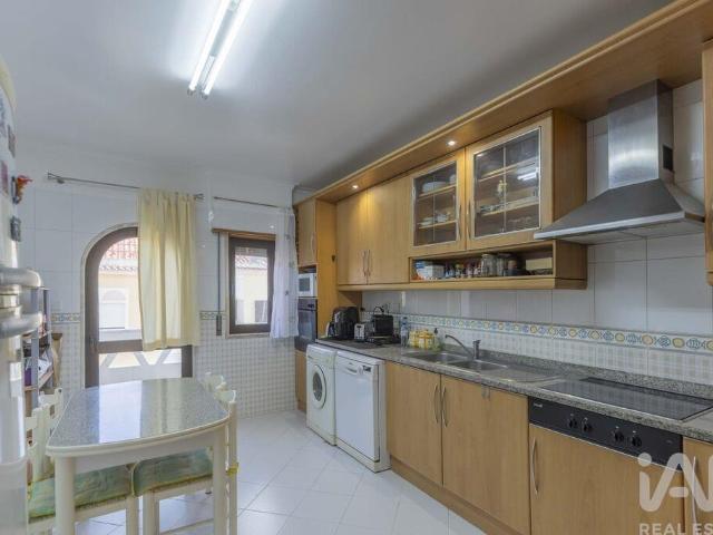Apartamento T2 em Mina de Água de 95 m²