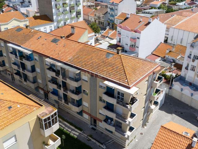 Apartamento T2 em Montijo com garagem e terraço
