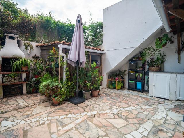 Apartamento T2 em Paço de Arcos: Conforto Exclusivo com Pátio Privativo de 38m² em Oeiras