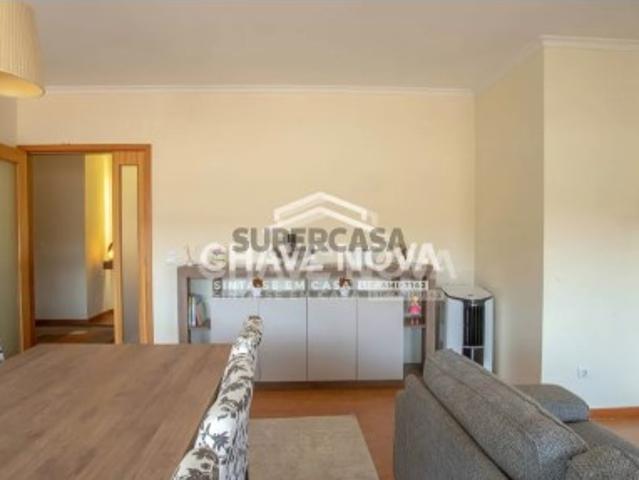 Apartamento T2, em Pedroso, com duas varandas, garagem e arrumos