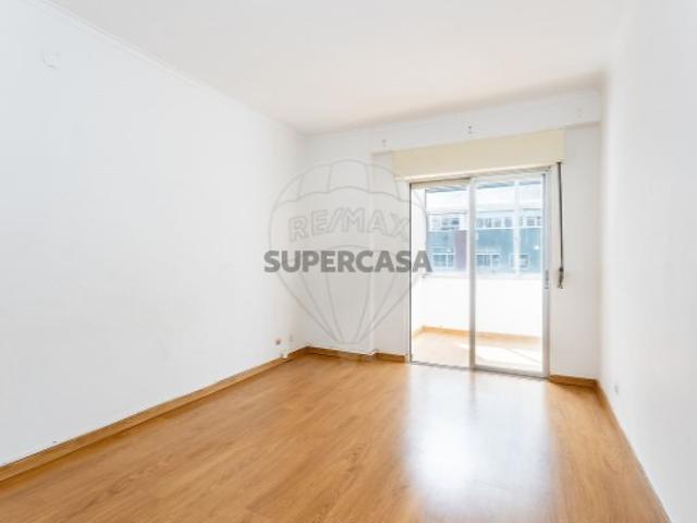 Apartamento T2 em Pontinha e Famões