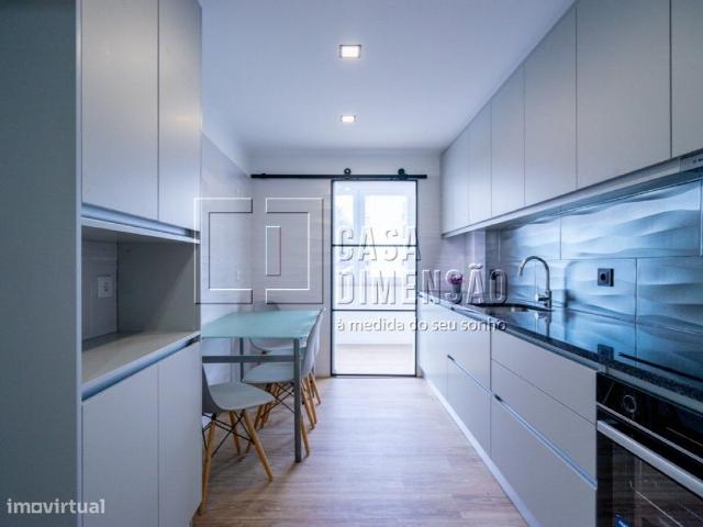 Apartamento T2, em prdio com elevador, totalmente remodelado, em C.