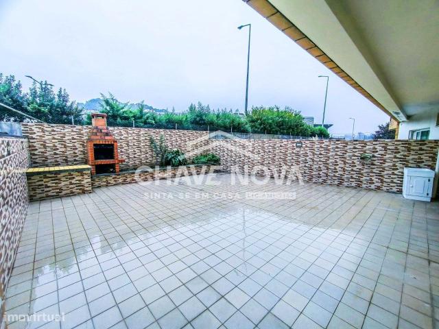 Apartamento T2 em RC Elevado, com Terrao 72m2, situado em So Flix d