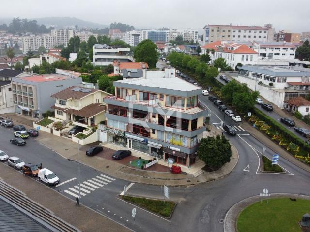 APARTAMENTO T2 EM REMODELAÇÃO COM TERRAÇO E COM VARANDA | CENTRO DE PAREDES