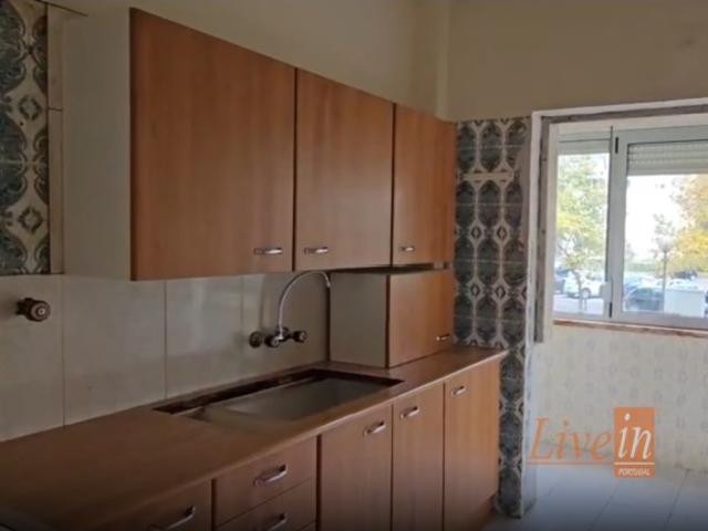 Apartamento T2 em Remodelação com Varanda em Oeiras