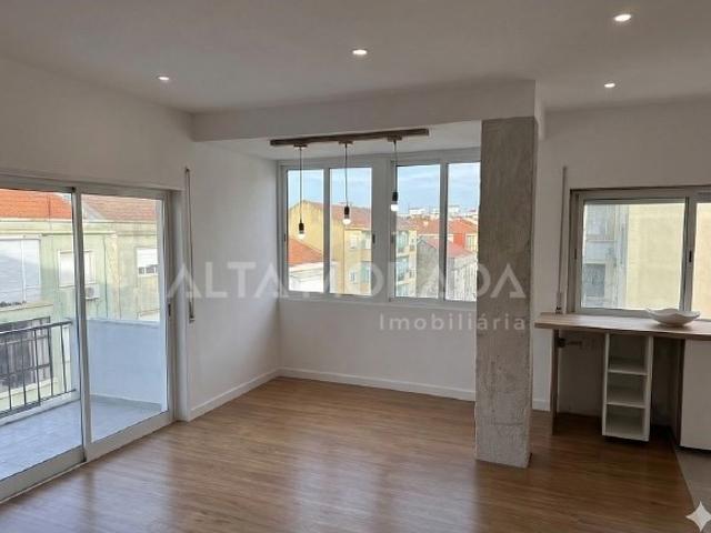 Apartamento T2 em Remodelação Total | 3 Varandas | Barreiro
