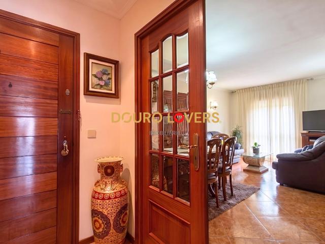 Apartamento T2 em Rio Tinto – Excelente Estado, com Garagem