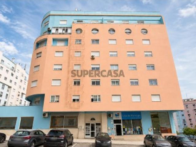 Apartamento T2 em Santa Marta do Pinhal, Corroios com Parqueamento e arrecadação