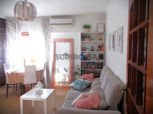 Apartamento T2 em Santo António dos Cavaleiros e Frielas