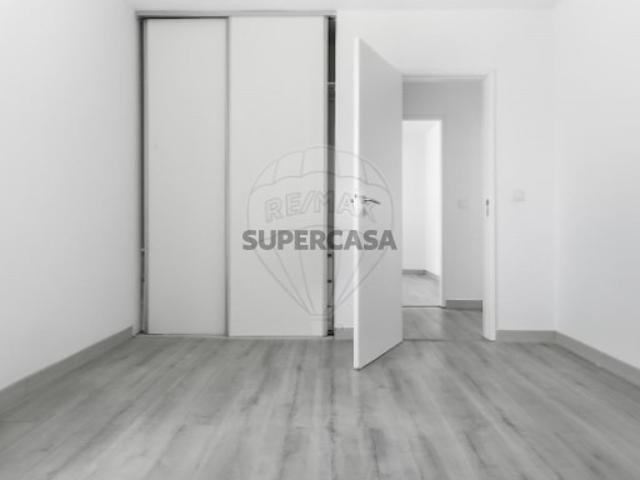Apartamento T2 em Santo António dos Cavaleiros e Frielas