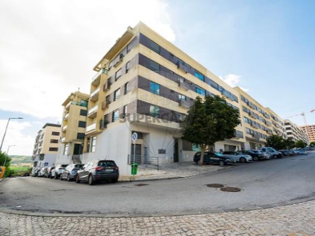 Apartamento T2 em Santo António dos Cavaleiros e Frielas