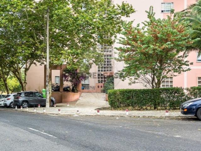 Apartamento T2 em Santo António dos Cavaleiros e Frielas