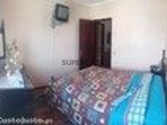 Apartamento T2 em Santo António dos Cavaleiros e Frielas