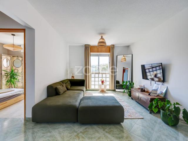 Apartamento T2 em Santo António dos Cavaleiros