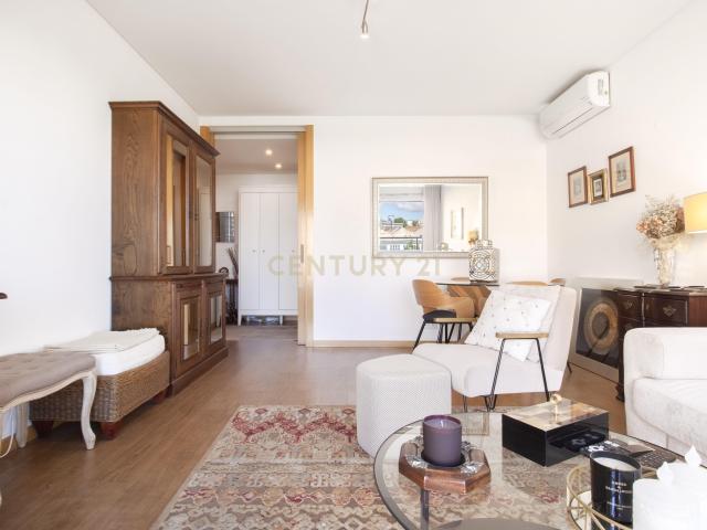 Apartamento T2 em Sacavém c/ Garagem